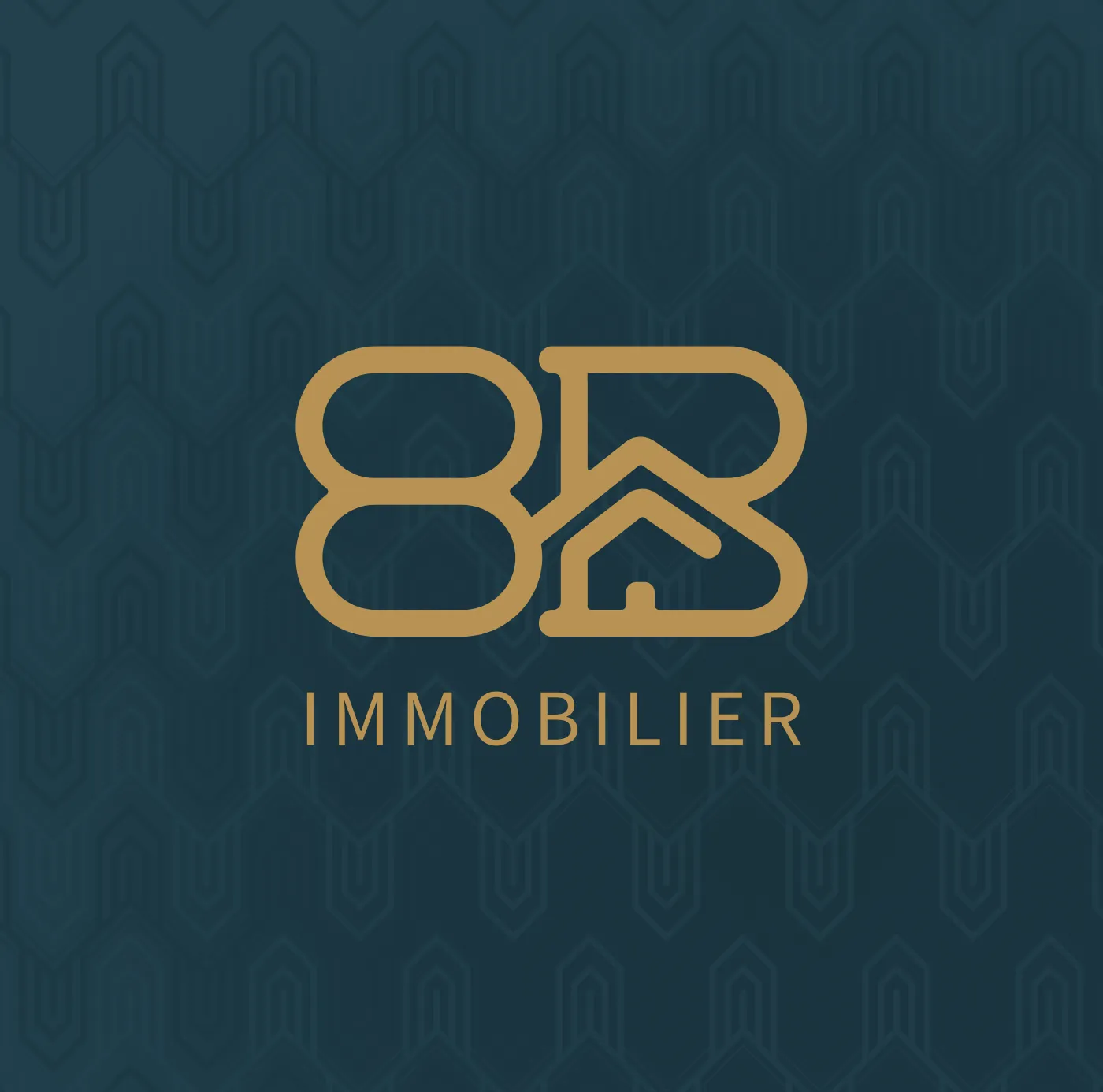 Logo 8B Immobilier en or sur fond bleu nuit couvert d'un motif discret de toits et d'arches