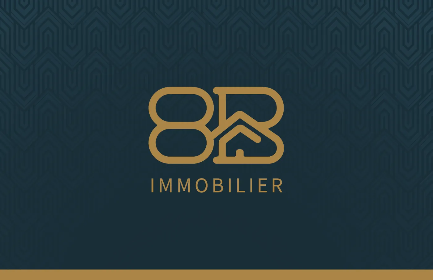 Recto de la carte de visite : logo 8B Immobilier en or sur bleu nuit à motif, bande or en bas