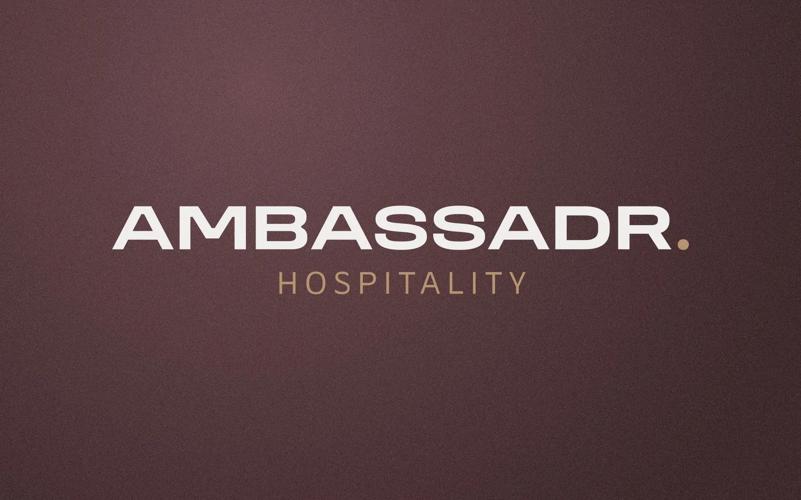 Logo AMBASSADR. Hospitality en blanc, point et sous-titre camel, sur un fond velours cassis