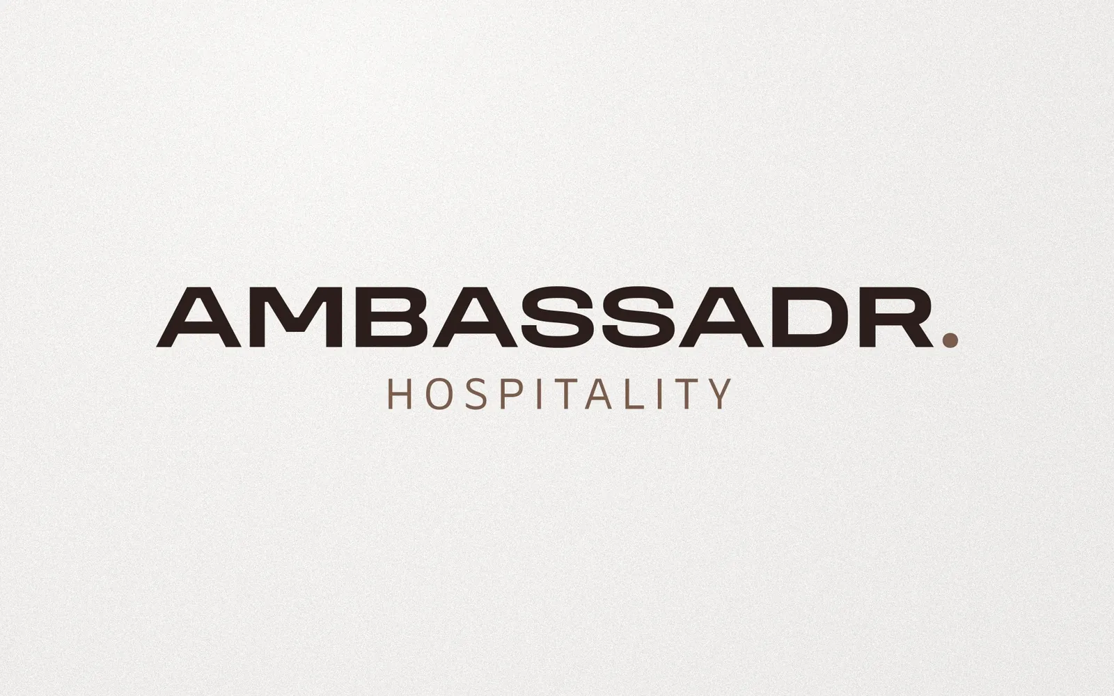 Logo AMBASSADR. Hospitality marron foncé, sous-titre brun, sur papier vanille