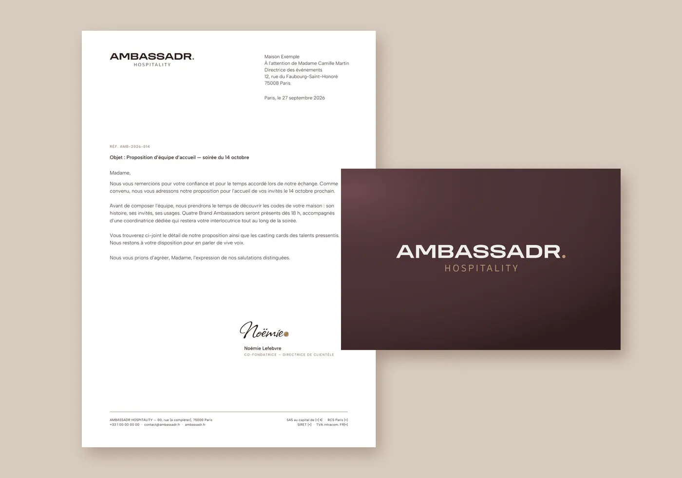 Papier à en-tête AMBASSADR avec sa lettre d'exemple et la carte de visite velours cassis posée dessus