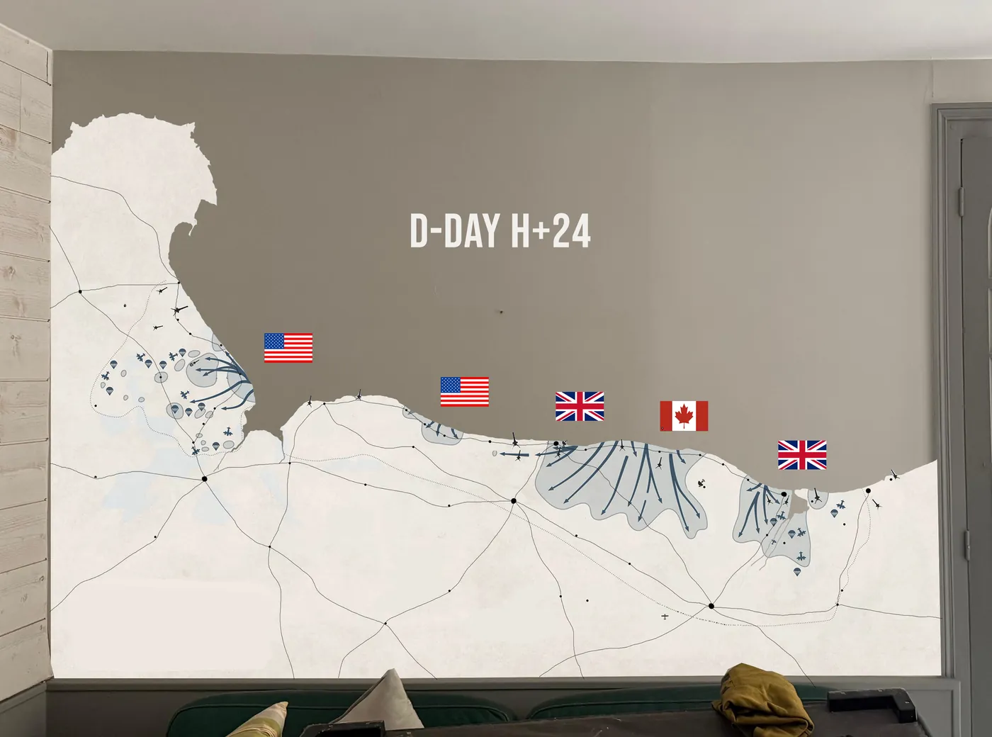 Simulation de la carte sur un mur intérieur, avec une version antérieure du titre « D-DAY H+24 »