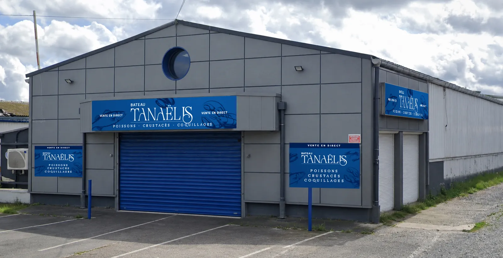 Photomontage de la façade grise du point de vente avec l'enseigne bleue Bateau TANAËLIS et deux panneaux