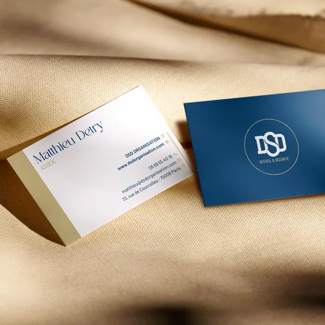 Cartes de visite DSD Organisation bleu roi et sable d'or sur un drapé