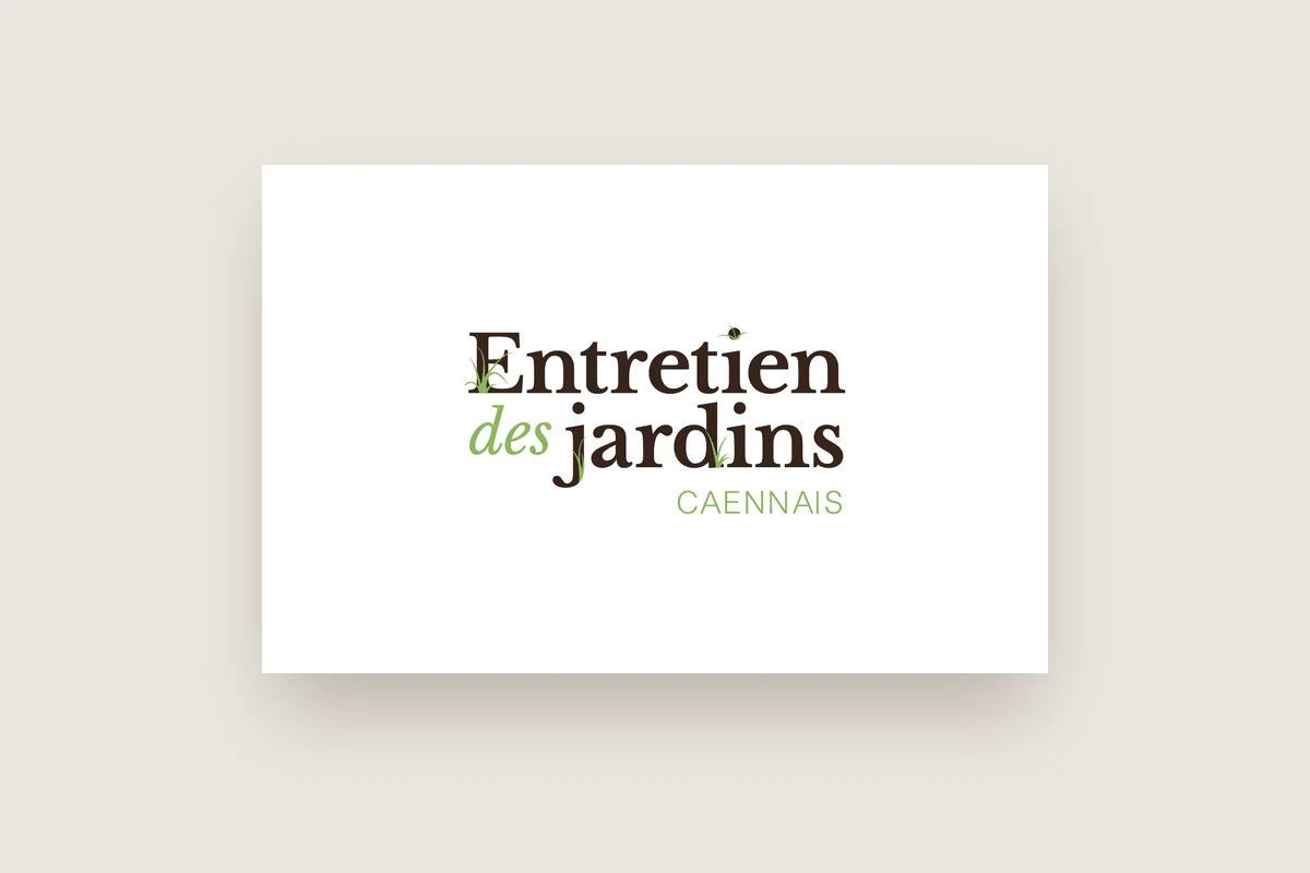 Carte de visite Entretien des Jardins Caennais : recto blanc, logo brun et vert aux brins d'herbe