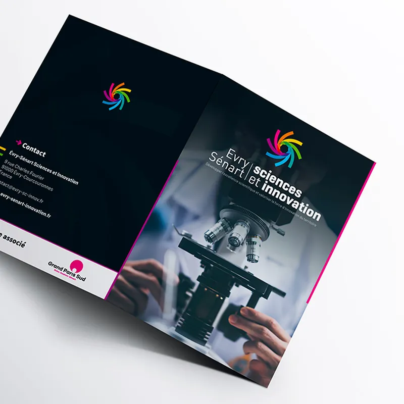 Dépliant Evry Sénart Sciences et Innovation, couverture noire au microscope