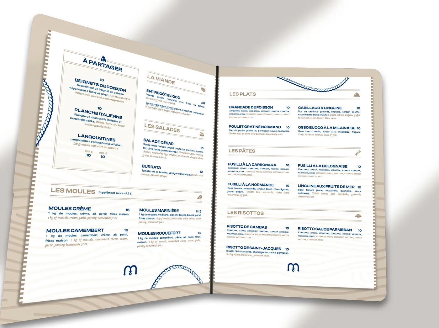 Menu intérieur ouvert : pages crème bordées de cordages, rubriques des plats en bleu roi, « m » à ancre en pied de page