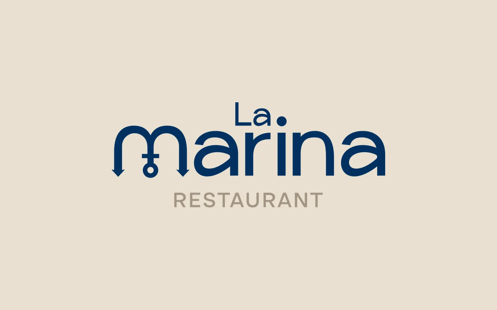 Logo La Marina bleu roi, le « m » intégrant une ancre, mot RESTAURANT en camel, sur fond beige