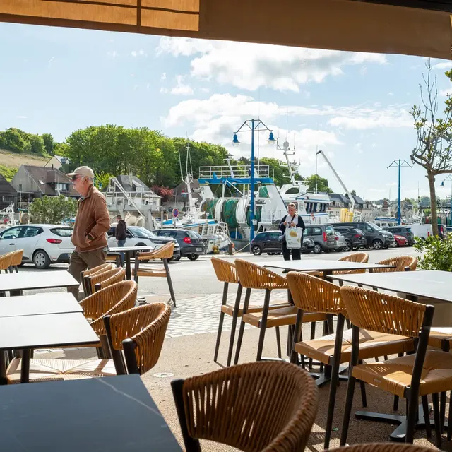 Terrasse de La Marina face au port de Port-en-Bessin