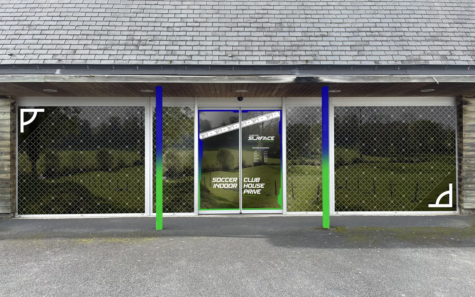 Photomontage des vitrines du complexe : film à motif de filet, angles de terrain, porte « Soccer indoor – Club house privé »