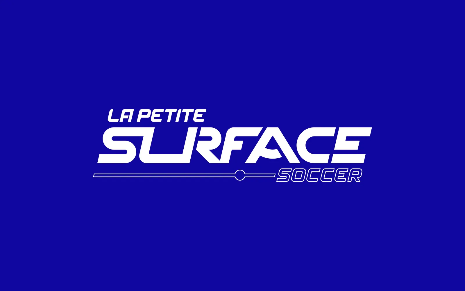 Logo La Petite Surface en blanc sur bleu Pantone 072 C : lettrage incliné SURFACE souligné d'une ligne médiane « Soccer »