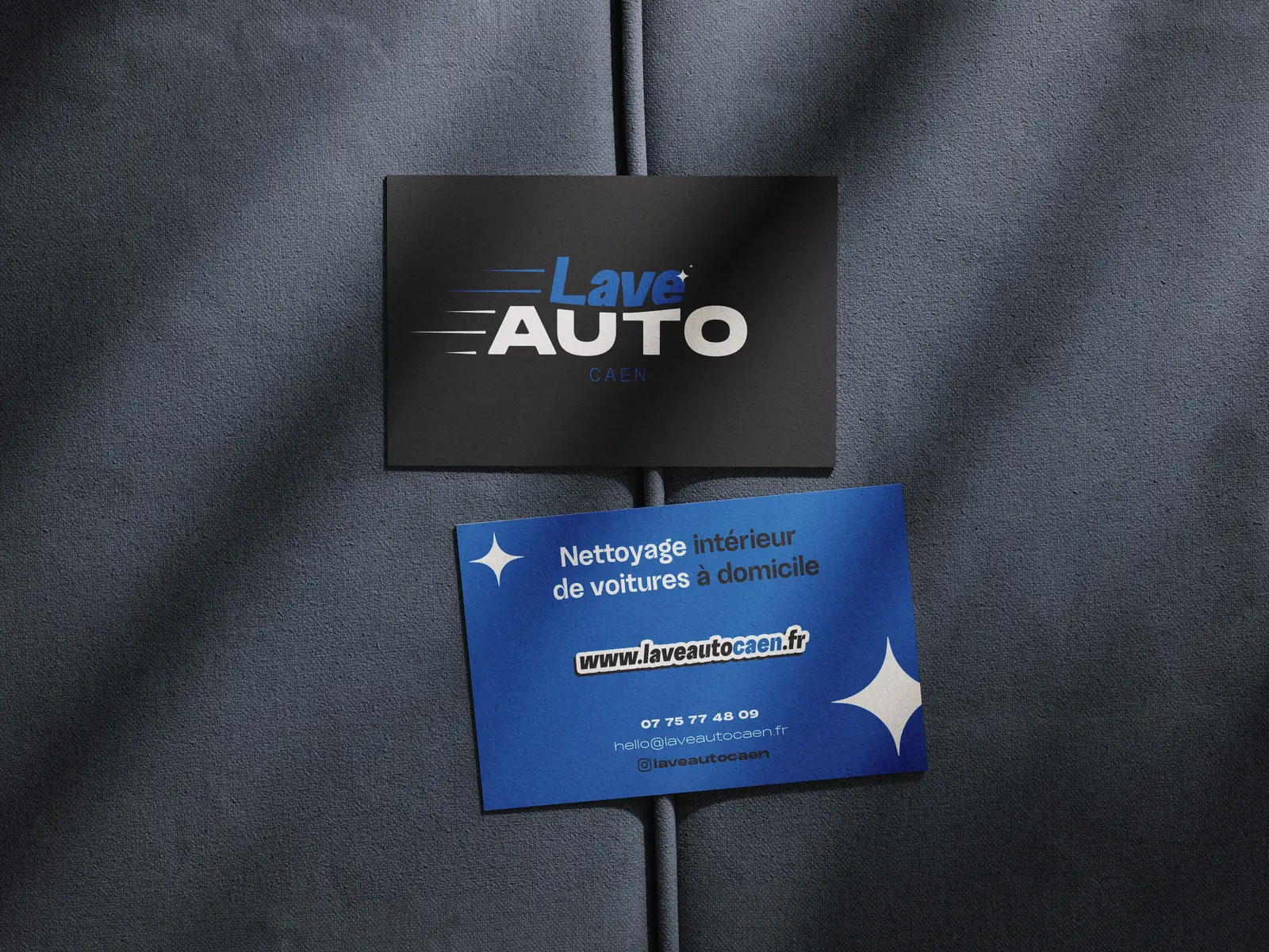 Cartes de visite Lave Auto sur tissu gris : recto noir au logo, verso bleu « Nettoyage intérieur de voitures à domicile »