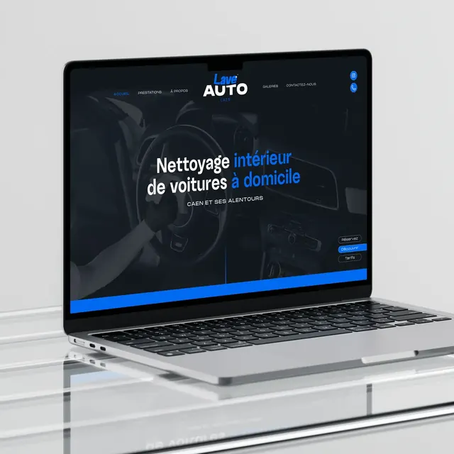 Site Lave Auto affiché sur un ordinateur portable : nettoyage intérieur de voitures à domicile