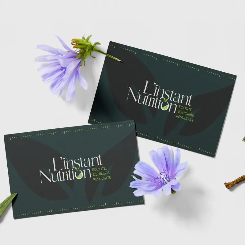 Cartes de visite L'instant Nutrition vert sombre entourées de fleurs mauves
