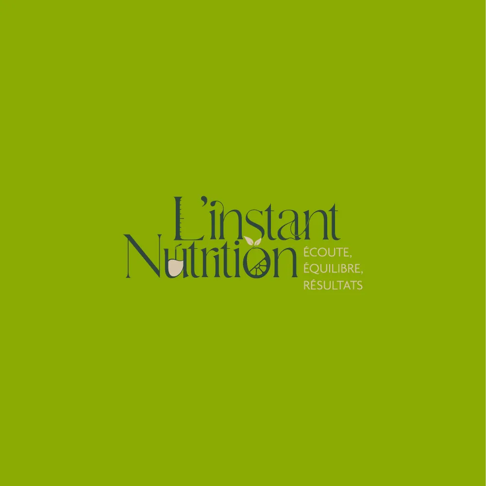 Logo L'instant Nutrition vert sapin centré sur un aplat vert anis
