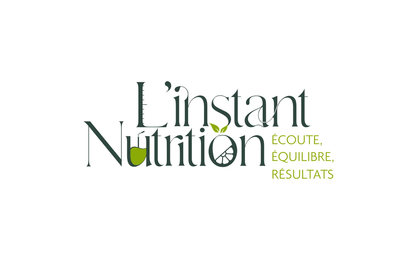 Logo L'instant Nutrition vert sapin : « u » en verre de jus vert anis avec paille, « o » en tranche d'agrume, signature à droite