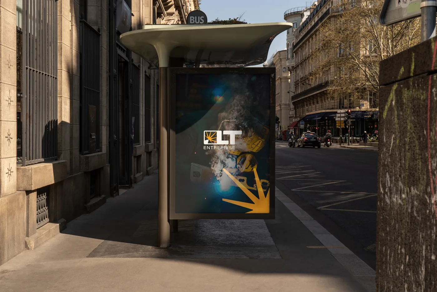Affiche LT Entreprise dans un abribus en ville : photo d'un soudeur dans les étincelles, logo et gerbe orange