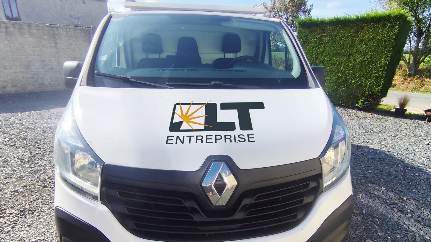 Face avant du Renault Trafic : logo LT Entreprise posé sur le capot blanc