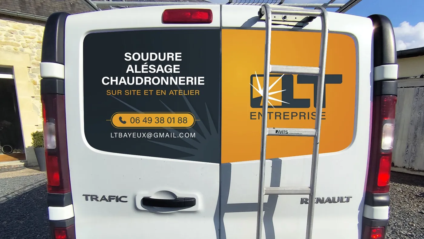 Portes arrière du Renault Trafic habillées : « Soudure, alésage, chaudronnerie – sur site et en atelier » et logo LT