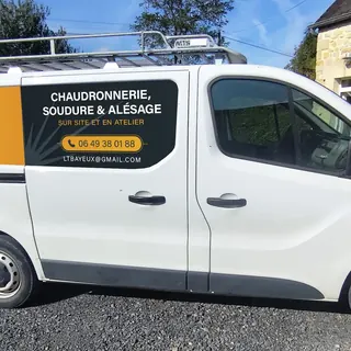Utilitaire LT Entreprise floqué orange et bleu nuit