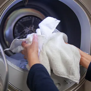 Linge blanc sorti du tambour d'une machine Miele