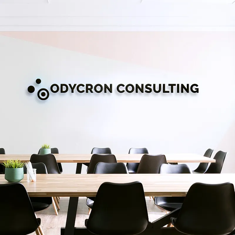 Salle de réunion lumineuse avec le logo Odycron Consulting au mur