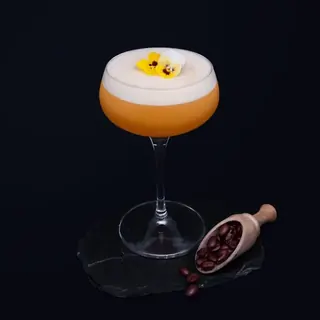 Cocktail ambré décoré de fleurs, photo pour Sawyer Cocktail