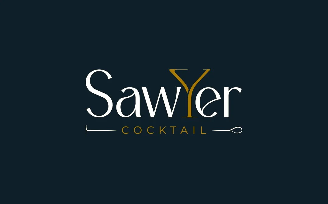Logo Sawyer Cocktail en blanc et or sur fond bleu nuit