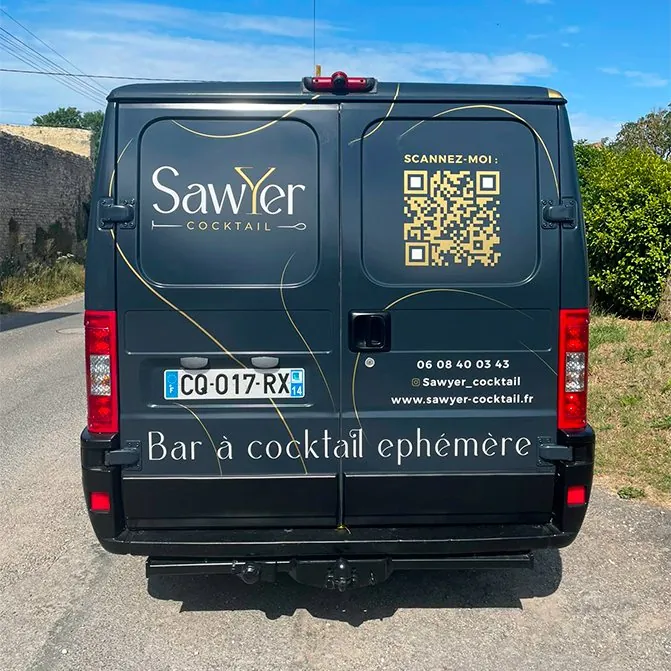 L'arrière du camion avec le logo et un QR code