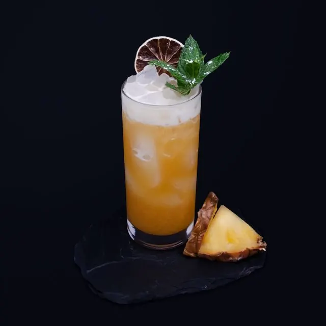 Cocktail à l'ananas et à la menthe