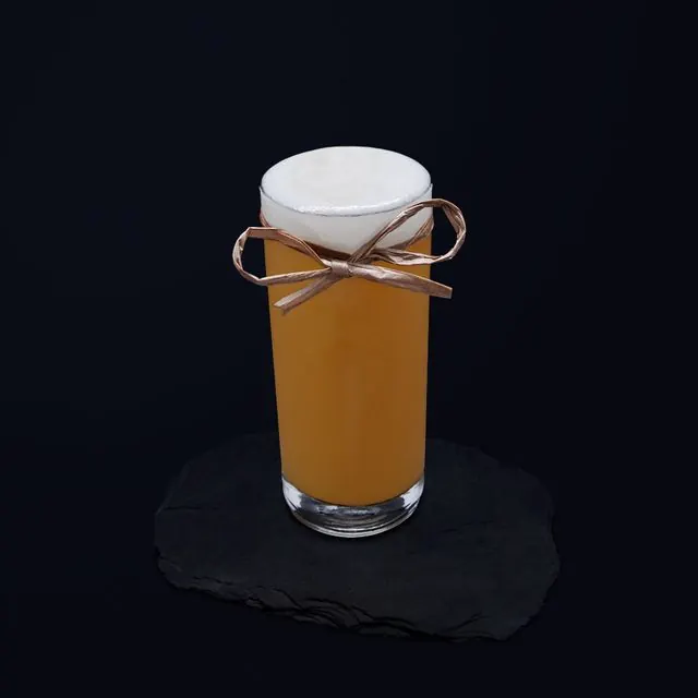 Cocktail ambré noué d'une ficelle