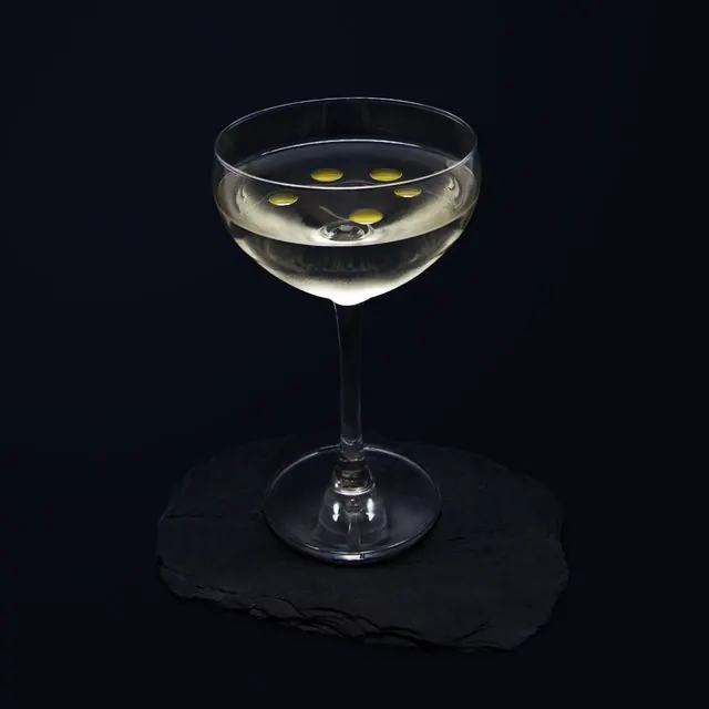 Cocktail clair dans une coupe