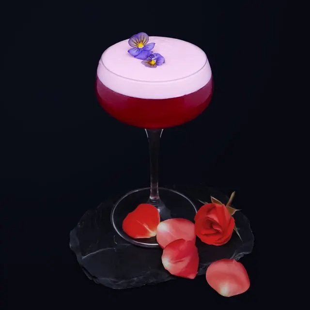 Cocktail rose aux pétales