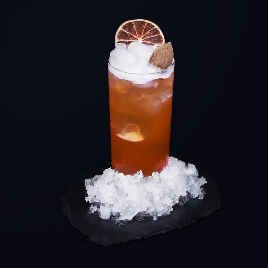 Cocktail signature Sawyer servi sur glace pilée, fond noir