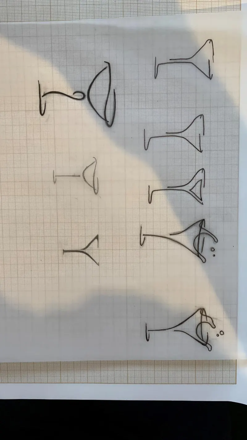 Croquis de plusieurs verres à cocktail stylisés
