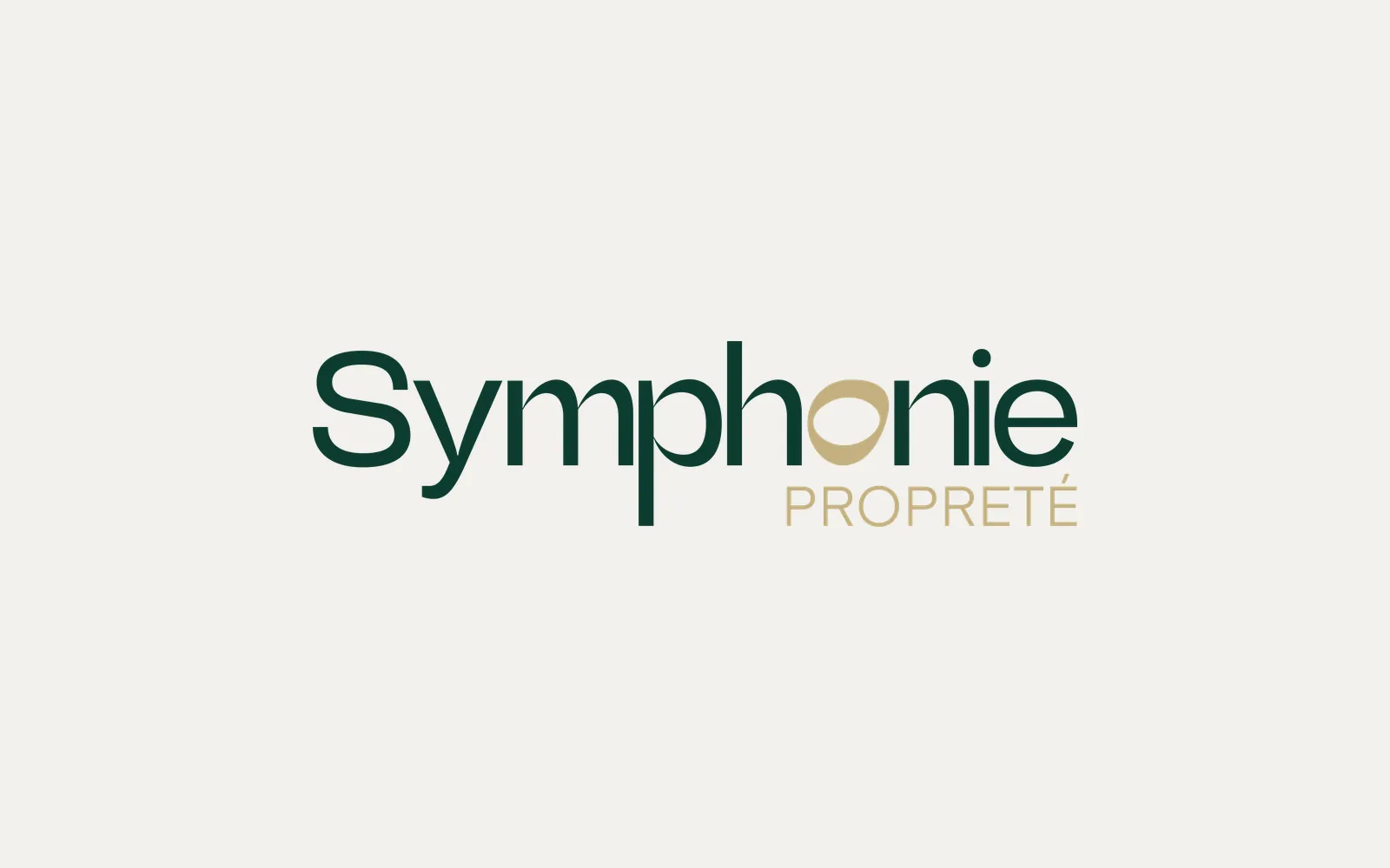 Logo Symphonie Propreté : « Symphonie » vert sapin dont le o est un anneau doré, « Propreté » doré en dessous