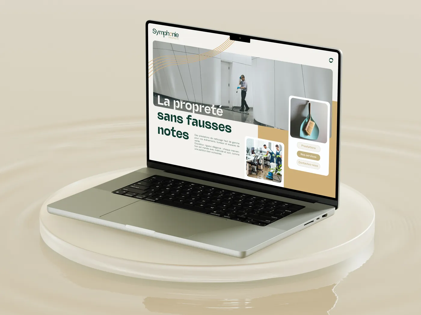 Ordinateur portable sur un socle beige affichant la page d'accueil « La propreté sans fausses notes » aux touches vert et or
