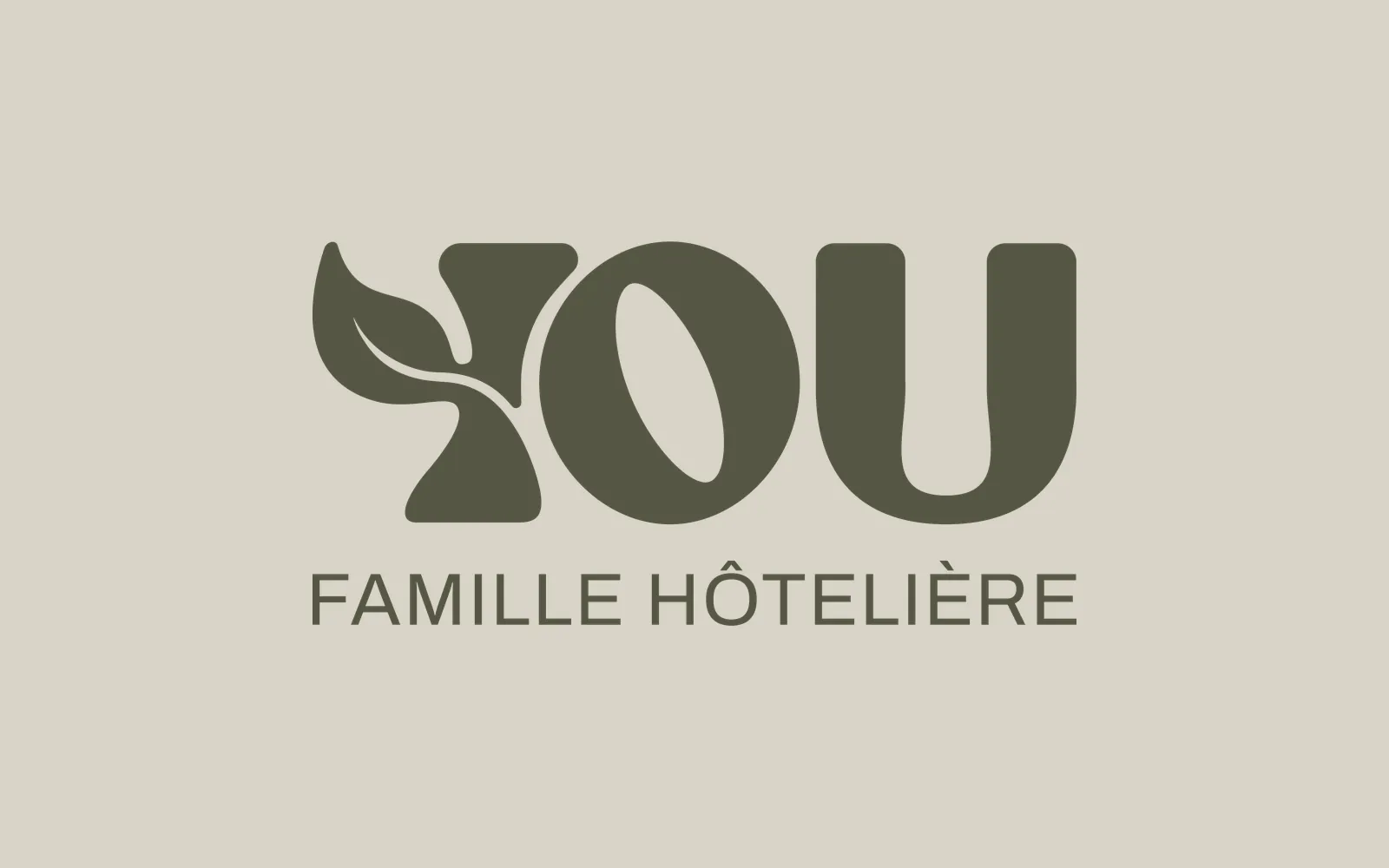 Logo YOU Famille Hôtelière vert olive sur beige : « YOU » dont le Y dessine une pousse, « Famille Hôtelière » en capitales