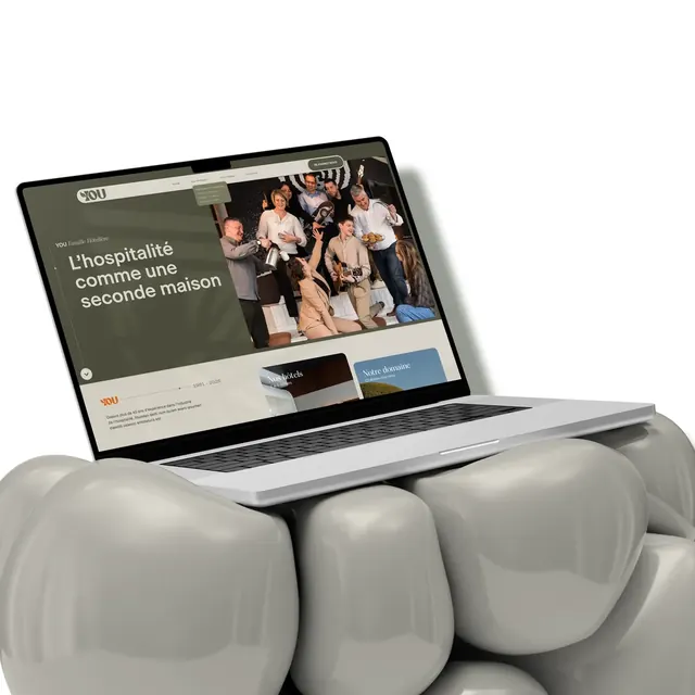 Maquette du site YOU Famille Hôtelière sur un ordinateur portable
