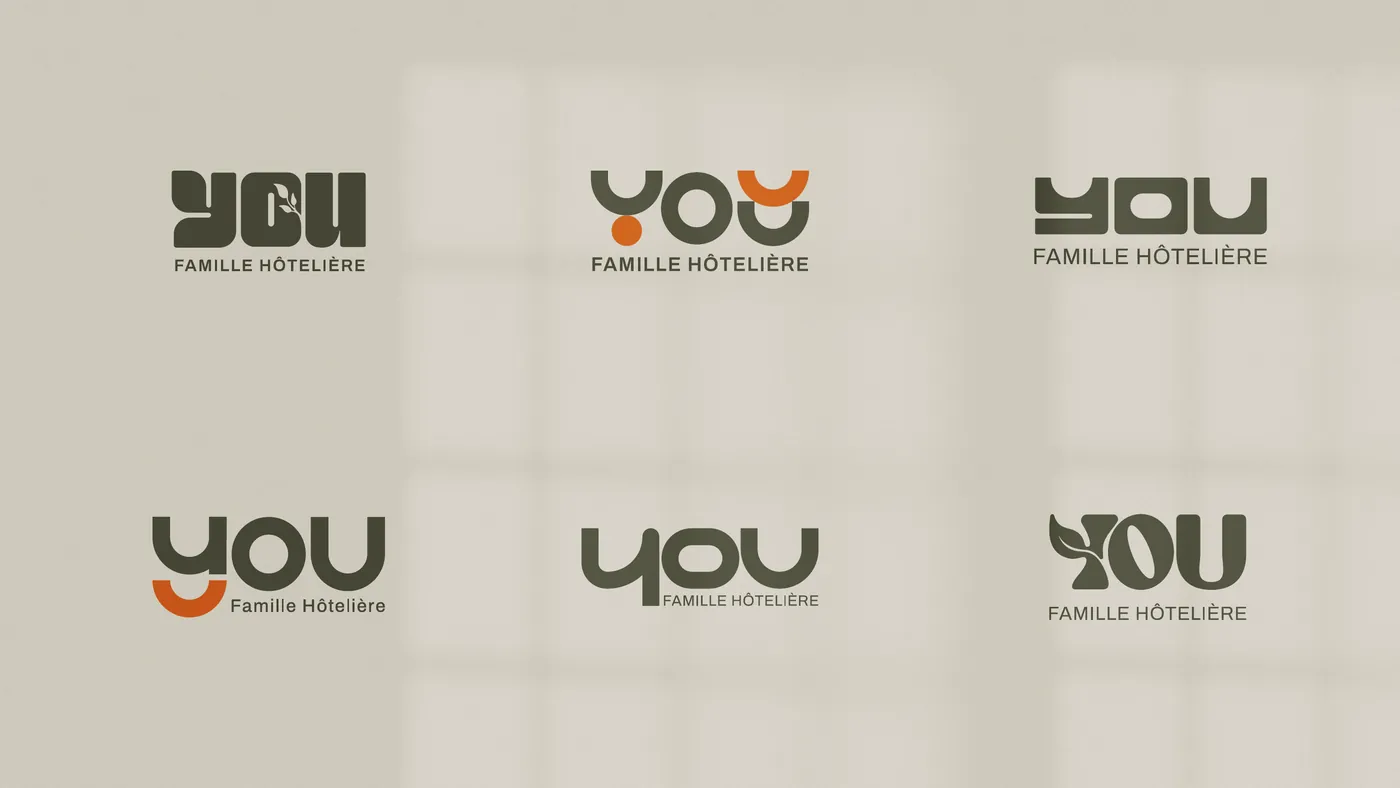 Planche des six pistes de logo « YOU Famille Hôtelière » en vert et orange sur fond beige baigné d'ombres de fenêtre