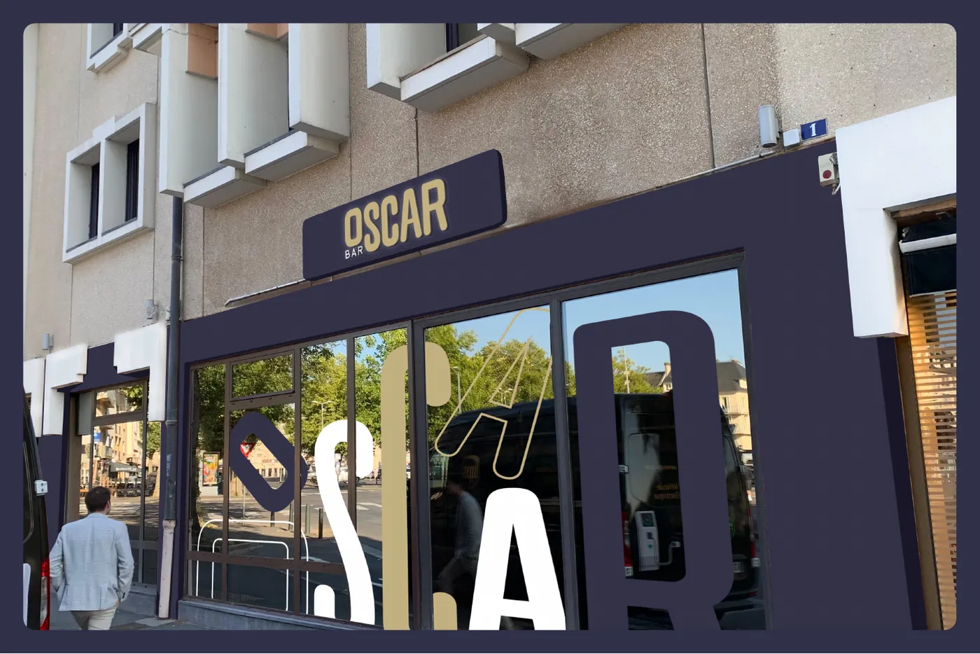 Photomontage de la façade du bar OSCAR : devanture bleu nuit, enseigne dorée, grandes lettres OSCAR sur les vitrines