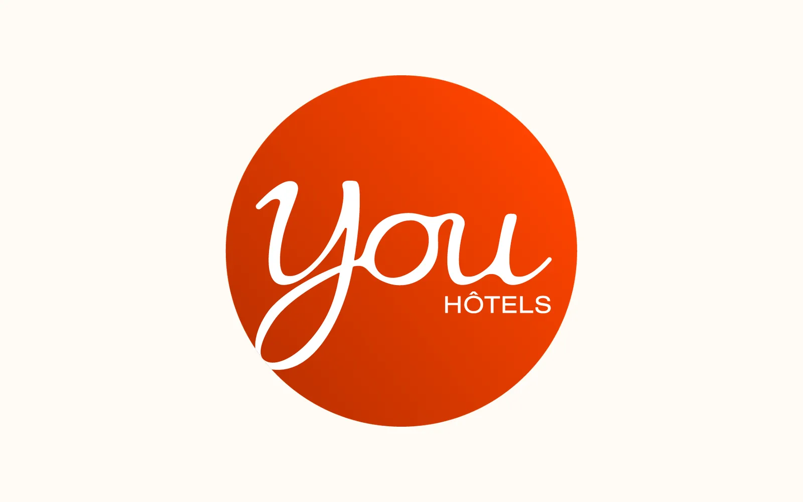 Logo YOU Hotels : « You » manuscrit blanc dans un disque en dégradé orange et rouge, mention Hôtels
