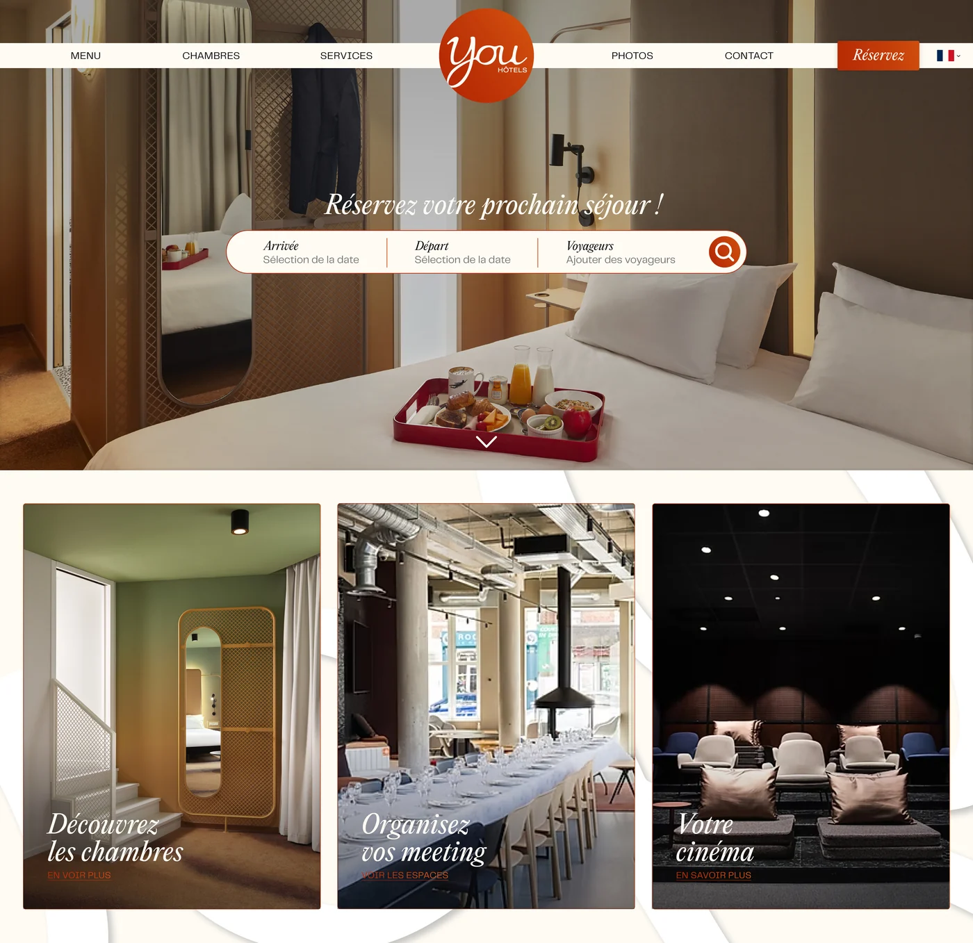 Maquette de page d'accueil YOU Hotels : menu, disque orange, photo de chambre, réservation et trois rubriques