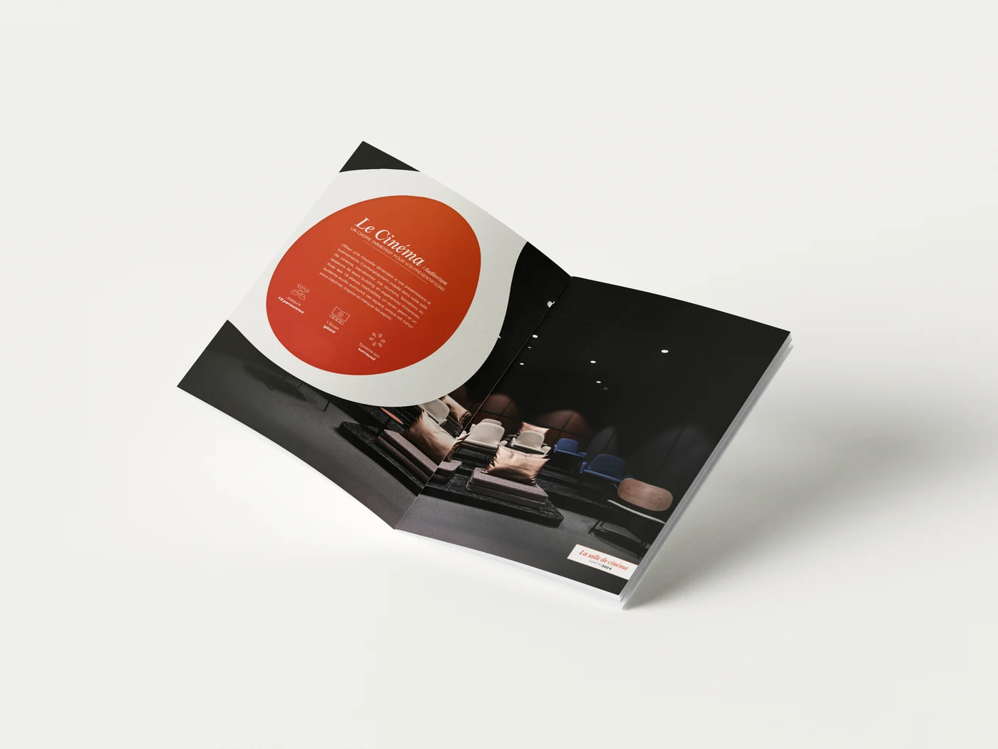 Page « Le Cinéma » de la brochure : disque orange et salle de projection aux fauteuils clairs